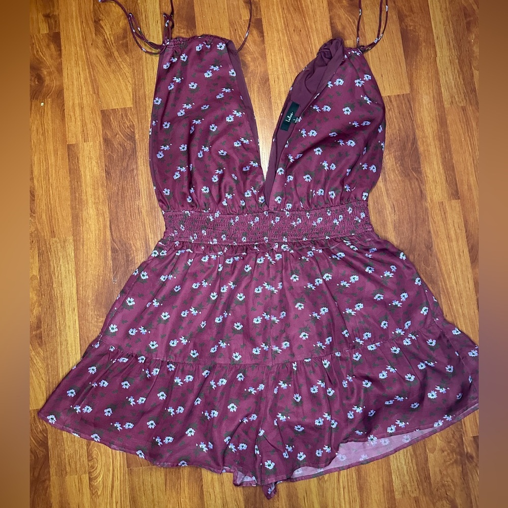 Lulu's Burgundy Floral Ruffle Romper size L - Picture 2 of 8